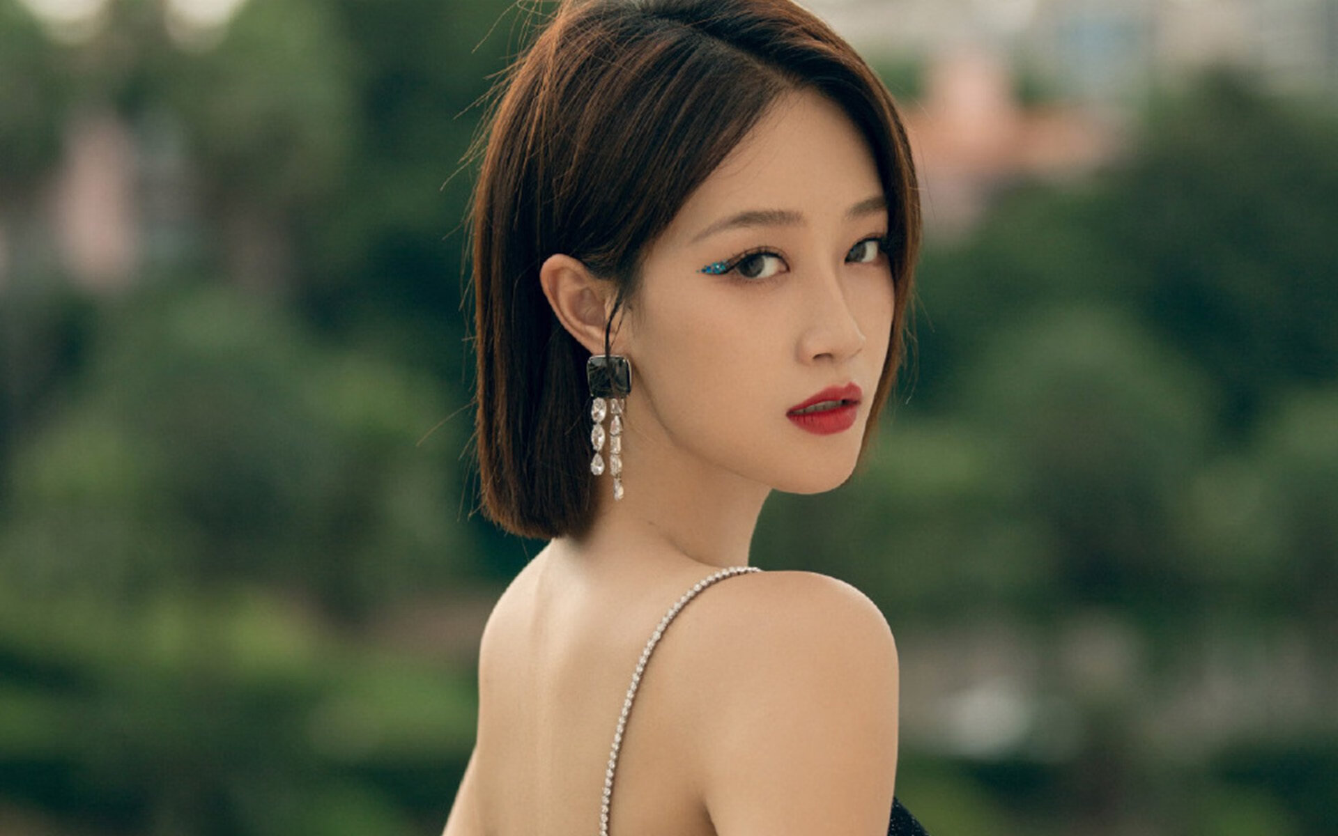 男泳健儿多点开花，高中公共澡堂有隔间么